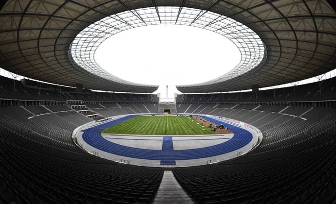 Football, Men, 2021 2022 season, 1 Bundesliga, Hertha BSC, Turf change at Berlin Olympiastadion, the last piece of turf is laid, 25 11 2021, Copyright: xSebastianxRäppold MatthiasxKochx