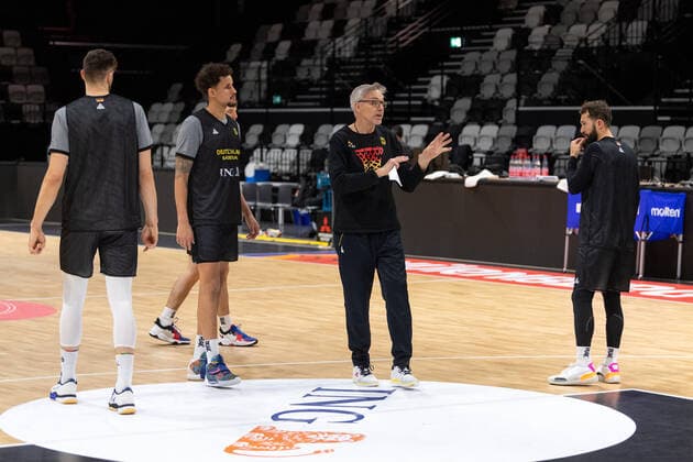 Basketball Nuremberg 25 11 2021 Season 2021 2022 FIBA World Cup Qualifiers Germany GER Estonia EST Training shootaround Gordon Herbert Germany, national coach mi Bastian Doreth Germany, No 13 re Michael Kessens Germany, No 09