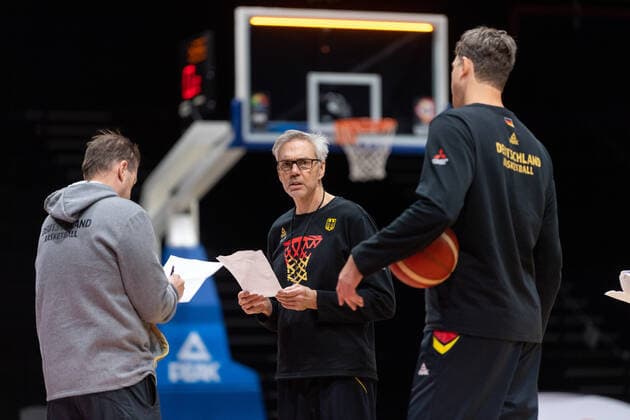 Basketball Nuremberg 25 11 2021 Season 2021 2022 FIBA World Cup Qualifiers Germany GER Estonia EST Training shootaround Gordon Herbert Germany, national coach mi Klaus Perwas Germany, assistant coach li Patrick Femerling Germany, assistant coach r