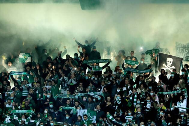 Sporting CP v Borussia Dortmund: Group C - UEFA Champions League Sporting s supporters during the UEFA Champions League Group C football match between Sporting CP and Borussia Dortmund at Alvalade stadium in Lisbon, Portugal, on November 24, 2021. Lisbon Portugal  Copyright: xPedroxFiuzax fiuza-sporting211124_npGW7