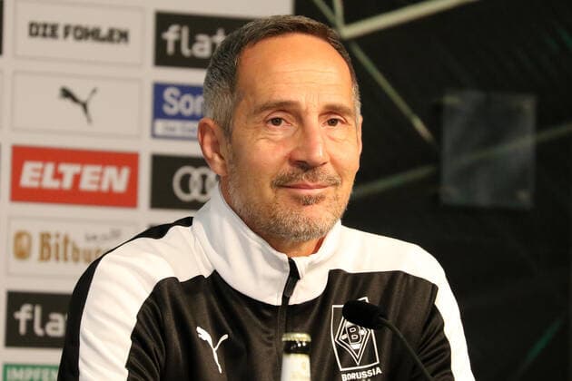 Sport Bilder des Tages 25.11.2021, Mönchengladbach, GER, Fussball, Herren, BL, Saison 2021 2022, Borussia Moenchengladbach Pressekonferenz BL 1.FC Koeln vs. Bor. Mönchengladbach Trainer Adi Hütter Huetter (Gladbach) Mönchengladbach NRW Deutschland *** 25 11 2021, Mönchengladbach, GER, football, men, BL, season 2021 2022, Borussia Moenchengladbach press conference BL 1 FC Koeln vs Bor Mönchengladbach coach Adi Hütter Huetter Gladbach Mönchengladbach NRW Germany