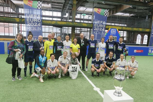 1 FC Köln Host city Cologne welcomes delegation from DFB and UEFA At kick off event, Team Cologne takes on Team Euro 2024 for show match, group photo, 25 11 2021, pict. DUS900
