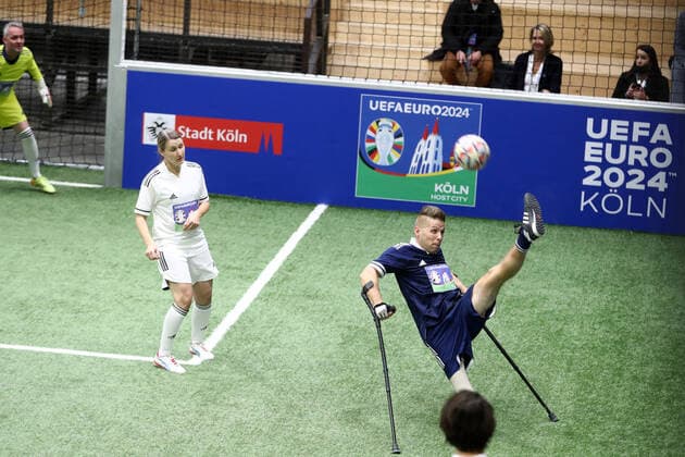 1 FC Köln Host city Cologne welcomes delegation from DFB and UEFA At kick off event, Team Cologne takes on Team Euro 2024 for show match, amputee footballer Christian Heintz with a bicycle kick, 25 11 2021, pic. DUS900