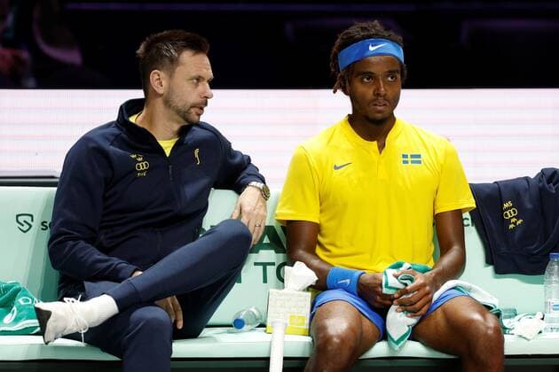 Elias Ymer of Sweden (R) celebrates his victory against Steven Diez of Canada during the Davis Cup Finals group B tie between Canada and Sweden in Madrid, Spain, 25 November 2021. Canada vs. Sweden !ACHTUNG: NUR REDAKTIONELLE NUTZUNG!  Copyright: xRodrigoxJimenezx GRAF1474 20211125-18ffe004ce38a296e357086fd0a48fb6e176e4c0