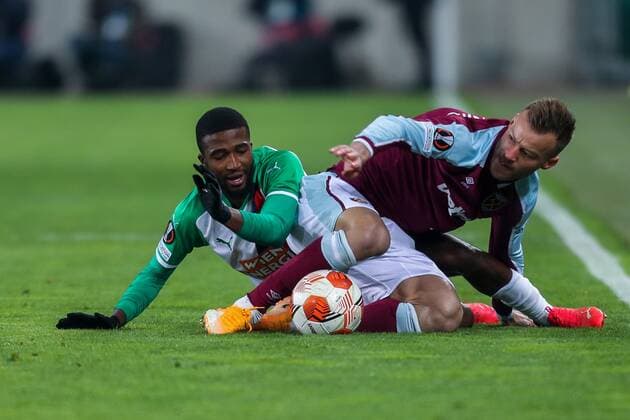 SOCCER - UEFA EL, Rapid vs West Ham VIENNA,AUSTRIA,25.NOV.21 - SOCCER - UEFA Europa League, group stage, SK Rapid Wien vs West Ham United. Image shows Kelvin Arase (Rapid) and Andriy Yarmolenko (West Ham).  GEPAxpictures xPhilippxBrem