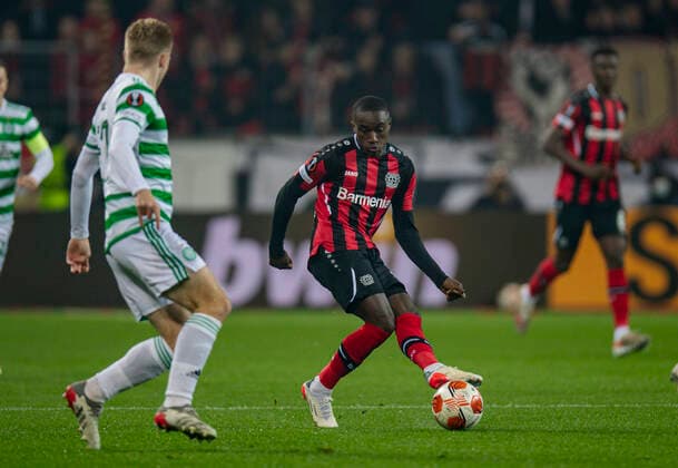 Football UEFA Europa League, Matchday 5, Bayer 04 Leverkusen Celtic Glasgow on 25 11 2021 in Leverkusen North Rhine Westphalia Leverkusen s Moussa Diaby one-on-one with Glasgow s Stephen Welsh UEFA REGULATES PROHIBIT ANY USE OF PHOTOGRAPHS AS IMAGE SEQUENCES AND OR QUASI VIDEO Copyright: xChristopherxNeundorfx