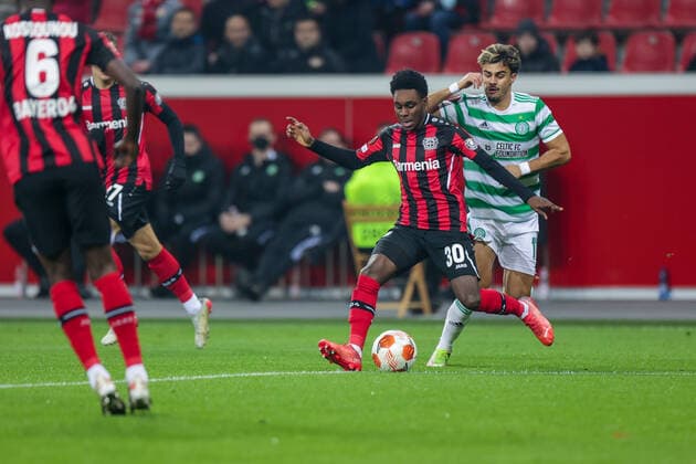 25 11 2021, Football, 2021 2022 season, Europa League, Matchday 5, Bayer 04 Leverkusen Celtic Glasgow, v l Jeremie Frimpong Bayer 04 Leverkusen , Jota Celtic Glasgow photo Dennis Ewert RHR FOTO Leverkusen BayArena NRW Germany xRHR FOTO DEx
