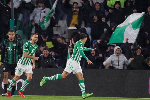 Real Betis Cristian Tello (R) celebrates after scoring the 1-0 lead during a UEFA Europa League group G soccer match between Real Betis and Ferencvaros at Benito Villamarin stadium in Sevilla, southern Spain, 25 November 2021. Real Betis vs Ferencvaros !ACHTUNG: NUR REDAKTIONELLE NUTZUNG!  Copyright: xJosexManuelxVidalx GRAF1580 20211125-ef0dc43f9019478274fe6288879b817fcc40e455