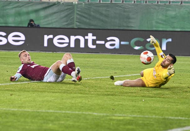 Mandatory Credit: Photo by Simon Dael Shutterstock (12617584y) Jarrod Bowen of West Ham misses a chance to score Rapid Vienna v West Ham United, UEFA Europa League, Group H, Football, Weststadion, Vienna, Austria - 25 Nov 2021 EDITORIAL USE ONLY No use with unauthorised audio, video, data, fixture lists, club league logos or live services. Online in-match use limited to 120 images, no video emulation. No use in betting, games or single club league player publications. Rapid Vienna v West Ham United, UEFA Europa League, Group H, Football, Weststadion, Vienna, Austria - 25 Nov 2021 EDITORIAL USE ONLY No use with unauthorised audio, video, data, fixture lists, club league logos or live services. Online in-match use limited to 120 images, no video emulation. No use in betting, games or single club league player publications. Copyright: xSimonxDael Shutterstockx 12617584y