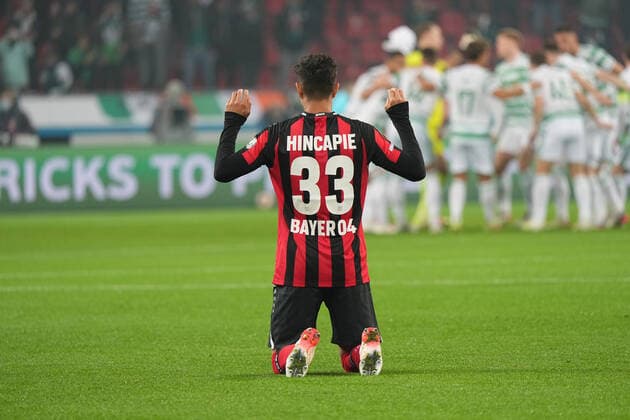 GER, UEFA EL Bayer 04 Leverkusen GER vs Celtic Glasgow SOC 25 11 2021, BayArena, Leverkusen, Europalegue, Grouphase, Matchday 5, GER, UEFA EL Bayer 04 Leverkusen GER vs Celtic Glasgow SOC , in picture Piero Hincapie Leverkusen 33 , kneels down before the match nordphotoxGmBHx xMeuter nph00351