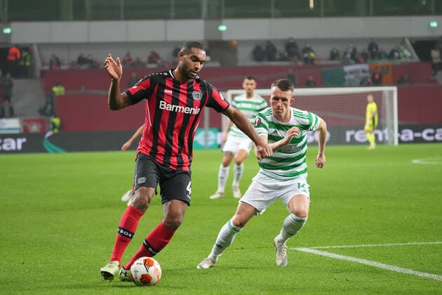 GER, UEFA EL Bayer 04 Leverkusen GER vs Celtic Glasgow SOC 25 11 2021, BayArena, Leverkusen, Europalegue, group stage, matchday 5, GER, UEFA EL Bayer 04 Leverkusen GER vs Celtic Glasgow SOC , pictured David Turnbull Celtic Glasgow 14 , one-on-one with Jonathan Tah Leverkusen 4 , nordphotoxGmBHx xMeuter nph00351