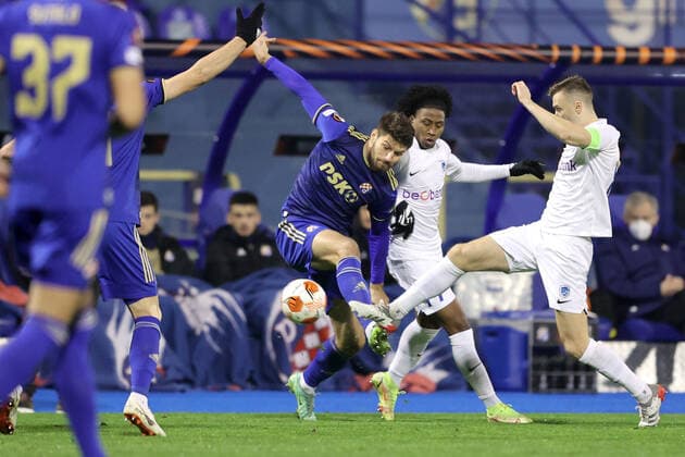 Dinamo Zagreb v KRC Genk: Group H - UEFA Europa League Bruno Petkovic of Dinamo Zagreb in action against Angelo Preciado of Genk during the UEFA Europa League group H match between Dinamo Zagreb and KRC Genk at Maksimir Stadium on November 25, 2021 in Zagreb, Croatia. MarkoxPrpic PIXSELL