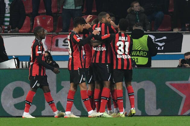 Leverkusen celebrations around goal scorer Robert Andrich Bayer 04 Leverkusen after scoring 1 0 25 11 2021, Football, European League, Bayer 04 Leverkusen vs Celtic Glasgow UEFA REGULATES PROHIBIT ANY USE OF PHOTOGRAPHS AS IMAGE SEQUENCES AND OR QUASI VIDEO 25 11 2021, Football, European League, Bayer 04 Leverkusen vs Celtic Glasgow Leverkusen Copyright: xEibner-Pressefotox