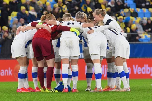Gamla Ullevi, Gothenburg, Sweden, Nov 25st 2021: Finland in a circle ahead of the World Cup 2021 qulification game on November 25th 2021 between Sweden and Finland at Gamla Ullevi in Gothenburg, Sweden Peter Sonander SPP Sweden v Finland - World Cup 2021 qualification - Gamla Ullevi 
