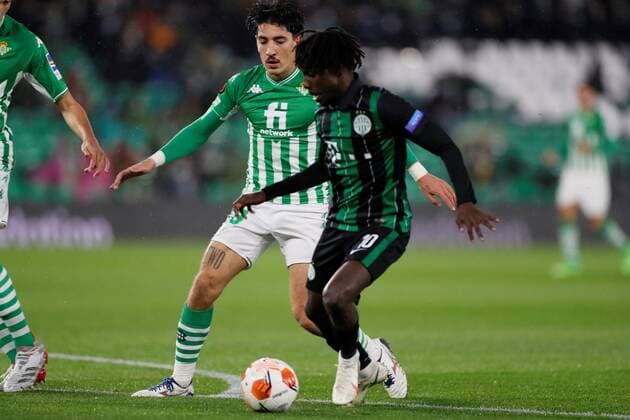 Real Betis Hector Bellerin (L) in action against Ferencvaros Tokmac Chol Nguen during a UEFA Europa League group G soccer match between Real Betis and Ferencvaros at Benito Villamarin stadium in Sevilla, southern Spain, 25 November 2021. Real Betis vs Ferencvaros !ACHTUNG: NUR REDAKTIONELLE NUTZUNG!  Copyright: xJosexManuelxVidalx GRAF1604 20211125-90e2a5732aded30296ae70d613a0aed1c066f06b
