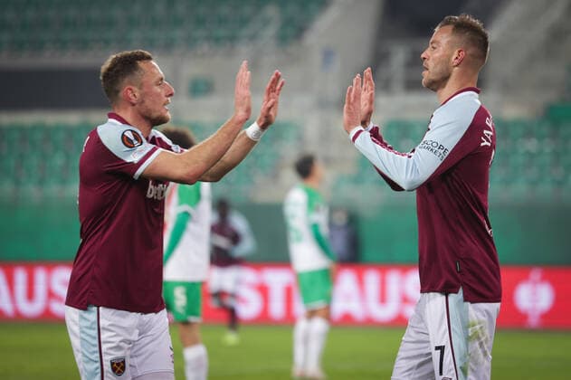 SOCCER - UEFA EL, Rapid vs West Ham VIENNA,AUSTRIA,25.NOV.21 - SOCCER - UEFA Europa League, group stage, SK Rapid Wien vs West Ham United. Image shows the rejoicing of Vladimir Coufal and Andrij Jarmolenko (West Ham).  GEPAxpictures xDavidxBitzan