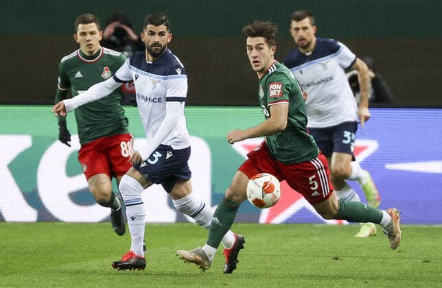MOSCOW, RUSSIA - NOVEMBER 25, 2021: Lazio s Luiz Felipe and Lokomotiv Moscow s Konstantin Maradishvili (L-R front) fight for the ball in their 2021 22 UEFA Europa League Group E football match at RZD Arena. Anton Novoderezhkin TASS  TS1195B8