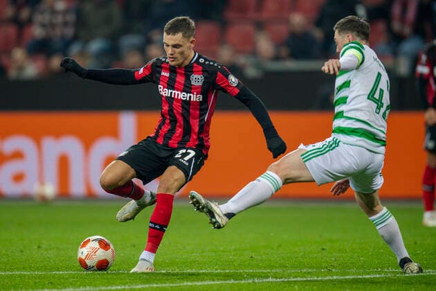 Football UEFA Europa League, Matchday 5, Bayer 04 Leverkusen Celtic Glasgow on 25 11 2021 in Leverkusen North Rhine Westphalia Leverkusen s Florian Wirtz in a duel with Glasgow s Callum McGregor UEFA REGULATES PROHIBIT ANY USE OF PHOTOGRAPHS AS IMAGE SEQUENCES AND OR QUASI VIDEO Copyright: xChristopherxNeundorfx