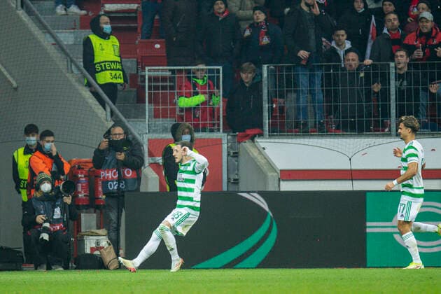 Football UEFA Europa League, Matchday 5, Bayer 04 Leverkusen Celtic Glasgow on 25 11 2021 in Leverkusen North Rhine Westphalia Goal to 1 1, cheers, joy of Glasgow s Tom Rogic UEFA REGULATES PROHIBIT ANY USE OF PHOTOGRAPHS AS IMAGE SEQUENCES AND OR QUASI VIDEO Copyright: xChristopherxNeundorfx