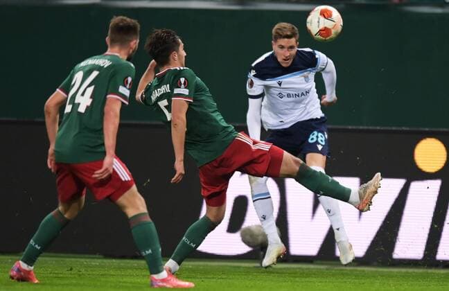 Russia Soccer Europa League Lokomotiv - Lazio 6704347 25.11.2021 Lokomotiv s Maksim Nenakhov, Konstantin Maradishvili and Lazio s Toma Basic struggle for the ball during the Europa League soccer match between Lokomotiv Moscow and Lazio Rome, in Moscow, Russia. Grigory Sysoev Sputnik Moscow Russia  Copyright: xGrigoryxSysoevx