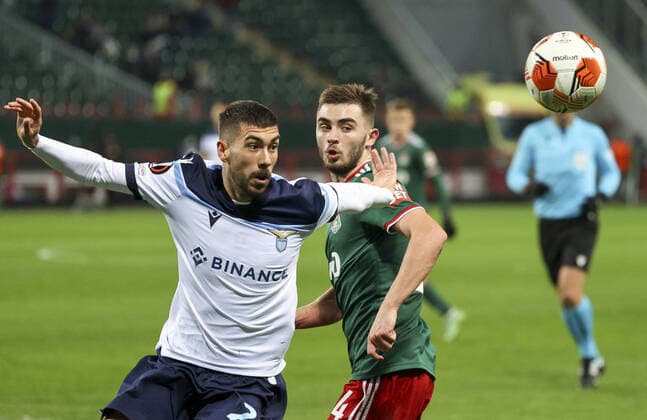 MOSCOW, RUSSIA - NOVEMBER 25, 2021: Lazio s Mattia Zaccagni (L) and Lokomotiv Moscow s Maxim Nenakhov are in action in their 2021 22 UEFA Europa League Group E football match at RZD Arena. Anton Novoderezhkin TASS  TS1195CD