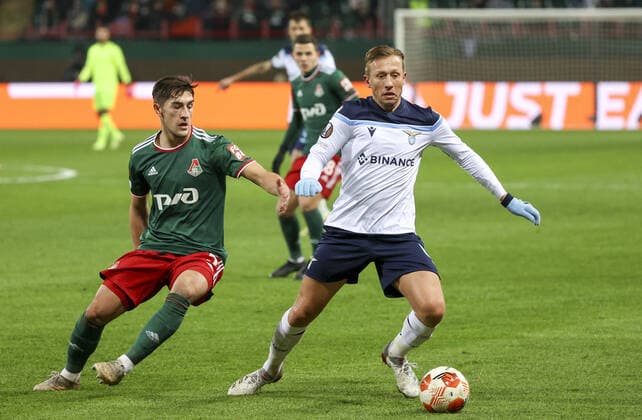 MOSCOW, RUSSIA - NOVEMBER 25, 2021: Lokomotiv Moscow s Konstantin Maradishvili (L) and Lazio s Lucas Leiva fight for the ball in their 2021 22 UEFA Europa League Group E football match at RZD Arena. Anton Novoderezhkin TASS  TS1195D3