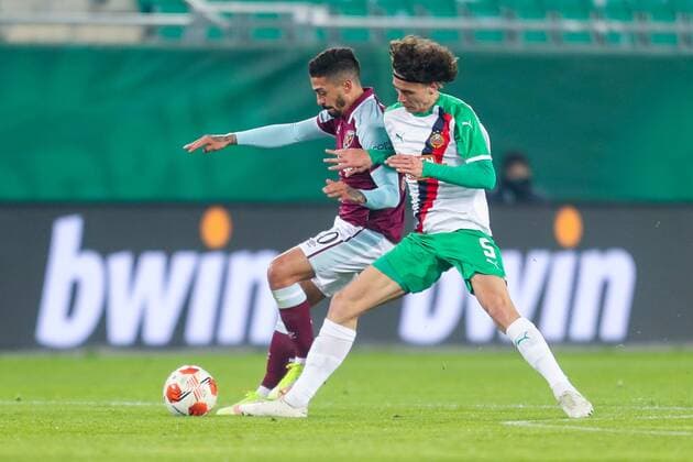 SOCCER - UEFA EL, Rapid vs West Ham VIENNA,AUSTRIA,25.NOV.21 - SOCCER - UEFA Europa League, group stage, SK Rapid Wien vs West Ham United. Image shows Manuel Lanzini (West Ham) and Robert Ljubicic (Rapid).  GEPAxpictures xPhilippxBrem