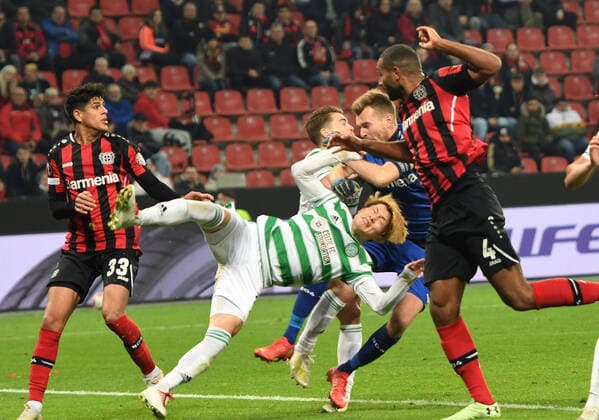 Europa League Bayer 04 Leverkusen Celtic Glasgow 25 11 2021 Goalkeeper Lukas Hradecky LEV and Jonathan Tah LEV bring down Kyogo Furuhashi Celtic, penalty penalty foul DFL REGULATIONS PROHIBIT ANY USE OF PHOTOGRAPHS AS IMAGE SEQUENCES AND OR QUASI VIDEO EDITORIAL USE ONLY HM