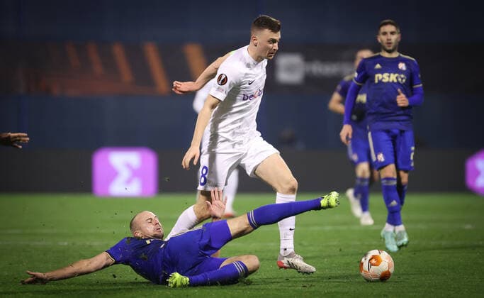 Dinamo s Josip Misic and Genk s Bryan Heynen fight for the ball during a soccer game between Croatian Dynamo Zagreb and Belgian KRC Genk, Thursday 25 November 2021 in Zagreb, Croatia, on the fifth day (out of six) in Group H of the UEFA Europa League group stage. VIRGINIExLEFOUR  x3143376x