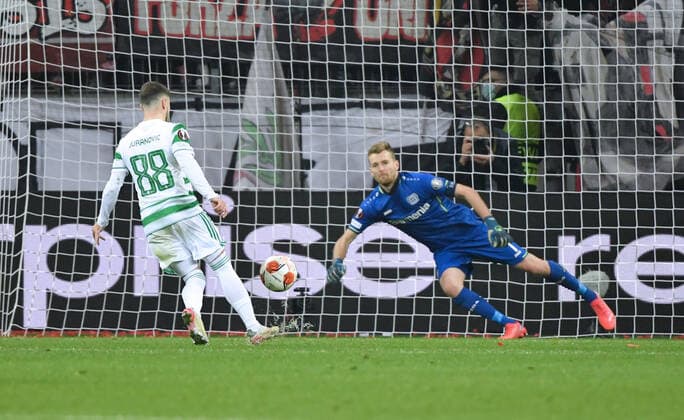 Josip Juranovic Celtic Glasgow converts penalty against goalkeeper Lukas Hradecky Bayer 04 Leverkusen 1 1 25 11 2021, Football GER, UEFA Europa League 2021 22, Group stage, Matchday 5, Bayer 04 Leverkusen Celtic Glasgow, Photo Maik Hölter TEAM2sportphoto Leverkusen Nordrhein Westfalen Germany Team2