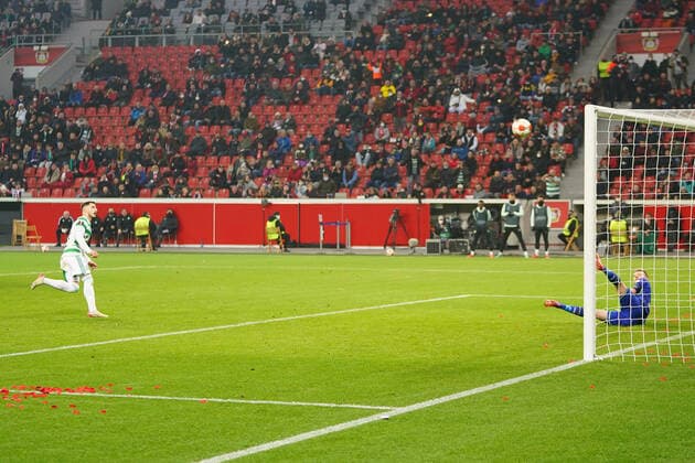 GER, UEFA EL Bayer 04 Leverkusen GER vs Celtic Glasgow SOC 25 11 2021, BayArena, Leverkusen, Europalegue, group stage, matchday 5, GER, UEFA EL Bayer 04 Leverkusen GER vs Celtic Glasgow SOC , pictured 1 1 through 11 yards for Glasgow Josip Juranovic Celtic Glasgow 88 , nordphotoxGmBHx xMeuter nph00351