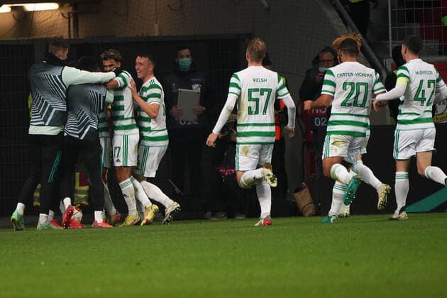 25 11 2021, Football , Season 21 22, Europa League ,Group Stage , Group G, Bayer 04 Leverkusen FC Celtic Glasgow Bayarena Leverkusen , ,FC Celtic Glasgow cheer photo Chai von der Laage UEFA regulations prohibit any use of photographs as image sequences and or quasi video EDITORIAL USE ONLY