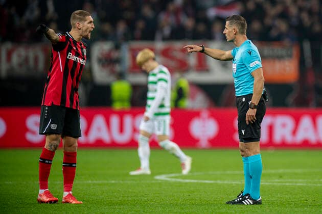 Football UEFA Europa League, Matchday 5, Bayer 04 Leverkusen Celtic Glasgow on 25 11 2021 in Leverkusen North Rhine Westphalia Leverkusen s Robert Andrich complains to refereeAnastasios Sidiropoulos, disappointment, facial expressions, UEFA REGULATES PROHIBIT ANY USE OF PHOTOGRAPHS AS IMAGE SEQUENCES AND OR QUASI VIDEO Copyright: xChristopherxNeundorfx