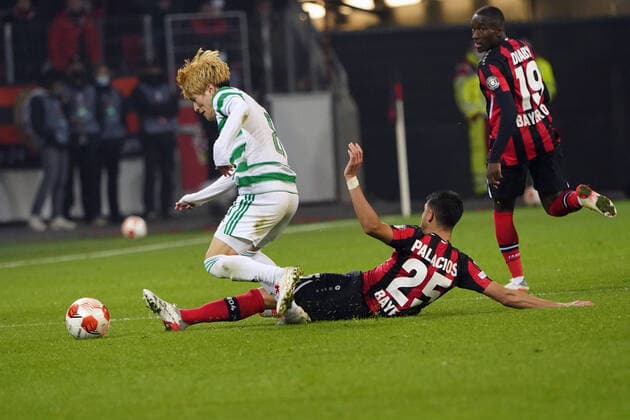25 11 2021, Football , Season 21 22, Europa League ,Group Stage , Group G, Bayer 04 Leverkusen FC Celtic Glasgow Bayarena Leverkusen , ,Kyogo Furuhashi, FC Celtic Glasgow Exequiel Palacios, Bayer 04 Leverkusen Foto Chai von der Laage UEFA regulations prohibit any use of photographs as image sequences and or quasi video EDITORIAL USE ONLY