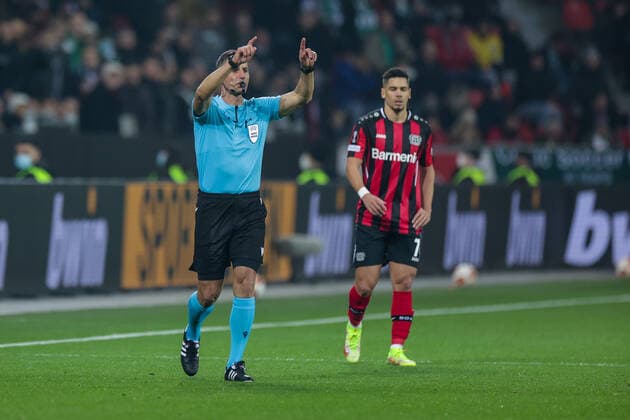 25 11 2021, Football, 2021 2022 season, Europa League, Matchday 5, Bayer 04 Leverkusen Celtic Glasgow, Referee Anastasios Sidiropoulos rules on penalty after video evidence Photo Dennis Ewert RHR FOTO Leverkusen BayArena NRW Germany xRHR FOTO DEx
