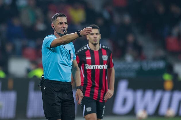 25 11 2021, Football, 2021 2022 season, Europa League, Matchday 5, Bayer 04 Leverkusen Celtic Glasgow, Referee Anastasios Sidiropoulos rules on penalty after video evidence Photo Dennis Ewert RHR FOTO Leverkusen BayArena NRW Germany xRHR FOTO DEx