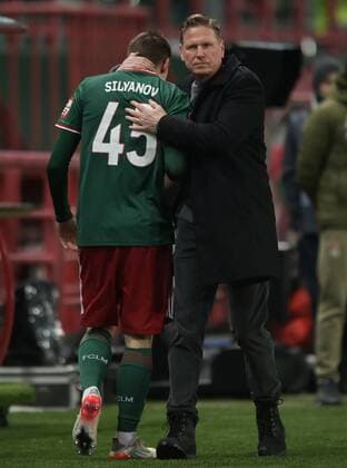 Sport Bilder des Tages Russia Soccer Europa League Lokomotiv - Lazio 6704369 25.11.2021 Lokomotiv?s Aleksandr Silyanov and Lokomotiv s head coach Markus Gisdol are seen during the Europa League soccer match between Lokomotiv Moscow and Lazio Rome, in Moscow, Russia. Grigory Sysoev Sputnik Moscow Russia  Copyright: xGrigoryxSysoevx