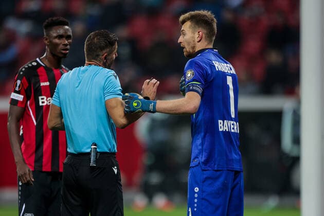 25 11 2021, Football, 2021 2022 season, Europa League, Matchday 5, Bayer 04 Leverkusen Celtic Glasgow, v l Odilon Kossounou Bayer 04 Leverkusen , referee Anastasios Sidiropoulos, Lukas Hradecky Bayer 04 Leverkusen photo Dennis Ewert RHR FOTO Leverkusen BayArena NRW Germany xRHR FOTO ENx