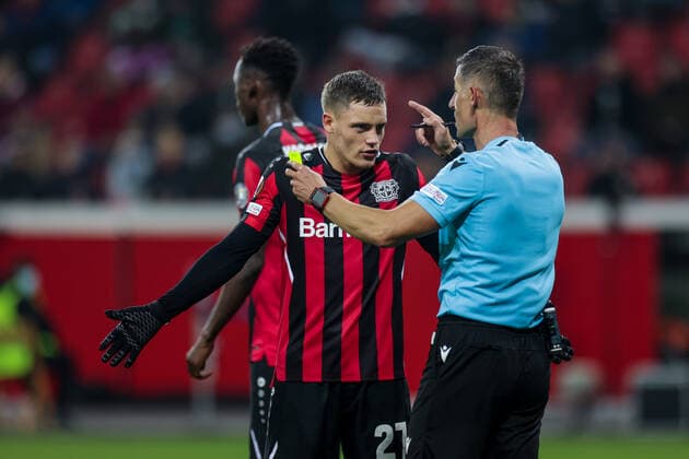 25 11 2021, Football, 2021 2022 season, Europa League, Matchday 5, Bayer 04 Leverkusen Celtic Glasgow, f l Florian Wirtz Bayer 04 Leverkusen , referee Anastasios Sidiropoulos photo Dennis Ewert RHR FOTO Leverkusen BayArena NRW Germany xRHR FOTO DEx