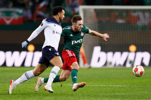 FC Lokomotiv Moscow v SS Lazio: Group E - UEFA Europa League Maciej Rybus (R) of Lokomotiv Moscow and Felipe Anderson of Lazio vie for the ball during the UEFA Europa League Group E football match between FC Lokomotiv Moscow and SS Lazio on November 25, 2021 at RZD Arena in Moscow, Russia. Moscow Russia  Copyright: xMikexKireevx originalFilename:kireev-fclokomo211125_npw2j.jpg