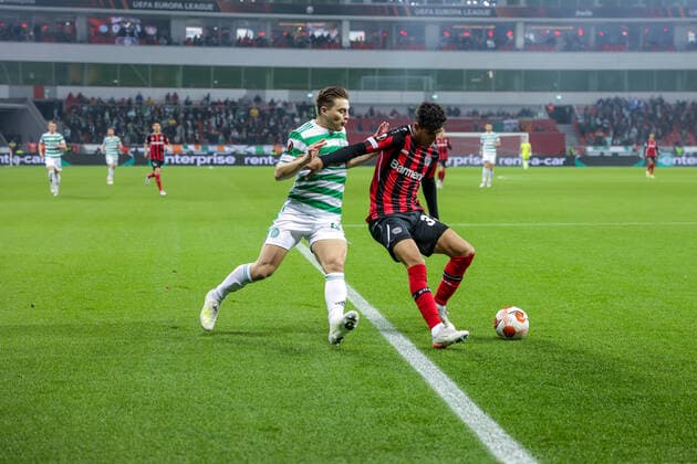 25 11 2021, Football, 2021 2022 season, Europa League, Matchday 5, Bayer 04 Leverkusen Celtic Glasgow, v l James Forrest Celtic Glasgow , Piero Hincapie Bayer 04 Leverkusen photo Dennis Ewert RHR FOTO Leverkusen BayArena NRW Germany xRHR FOTO DEx