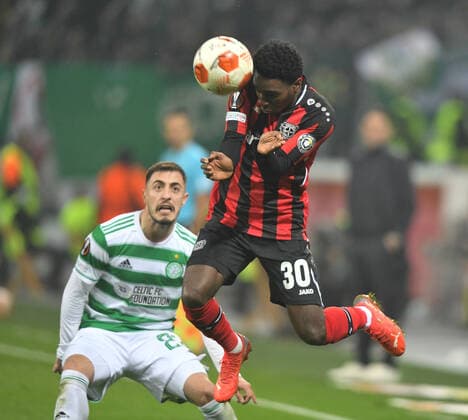 Europa League Bayer 04 Leverkusen Celtic Glasgow 25 11 2021 Jeremie Frimpong LEV Action before Josip Juranovic Celtic DFL REGULATIONS PROHIBIT ANY USE OF PHOTOGRAPHS AS IMAGE SEQUENCES AND OR QUASI VIDEO EDITORIAL USE ONLY HM