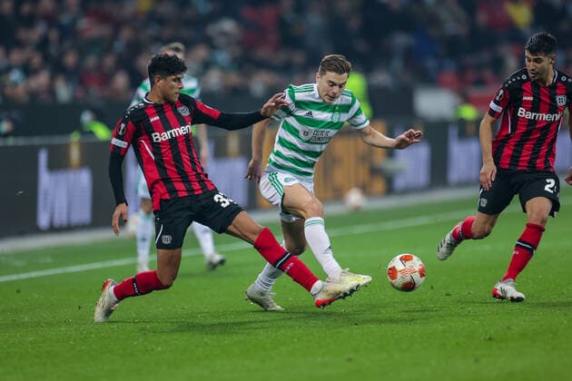 25 11 2021, Football, 2021 2022 season, Europa League, Matchday 5, Bayer 04 Leverkusen Celtic Glasgow, v l Piero Hincapie Bayer 04 Leverkusen , James Forrest Celtic Glasgow photo Dennis Ewert RHR FOTO Leverkusen BayArena NRW Germany xRHR FOTO DEx