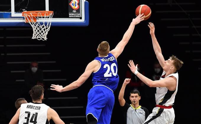 25 11 2021 Basketball International Qualifiers World Cup European Qualifiers Germany Germany vs Estonia Estonia Rauno Nurger 20, Estonia Justus Hollatz 21, Germany , right