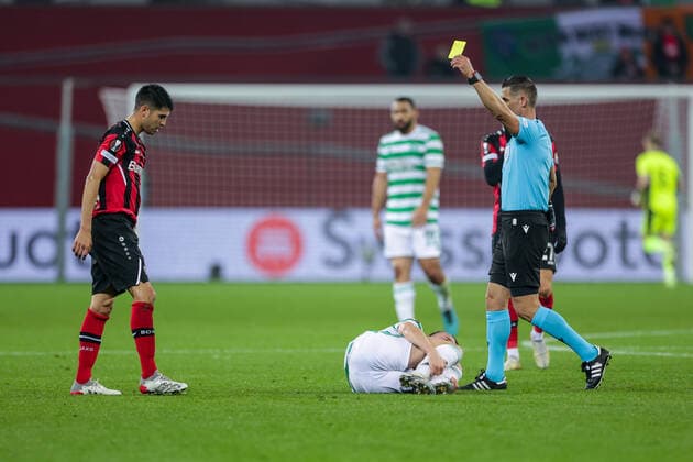 25 11 2021, Football, 2021 2022 season, Europa League, Matchday 5, Bayer 04 Leverkusen Celtic Glasgow, Referee Anastasios Sidiropoulos shows Exequiel Palacios Bayer 04 Leverkusen yellow card Photo Dennis Ewert RHR FOTO Leverkusen BayArena NRW Germany xRHR FOTO DEx