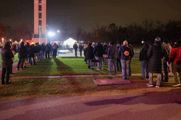 Eintracht Frankfurt Royal Antwerp FC, UEFA Europa League Long queues outside the small vaccination tent next to the stadium UEFA Europa League match between Eintracht Frankfurt and Royal Antwerp on 25 November 2021 at Deutsche Bank Park in Frankfurt am Main , Frankfurt am Main Hesse Germany Deutsche Bank Park