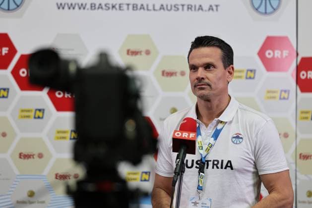 BASKETBALL - FIBA EURO Quali, AUT vs SUI SCHWECHAT,AUSTRIA,25.NOV.21 - BASKETBALL - FIBA EuroBasket 2025, pre-qualifiers, OEBV international match, Länderspiel, Nationalmannschaft Austria vs Switzerland. Image shows head coach Raoul Korner (AUT) during an interview.  GEPAxpictures xArminxRauthner