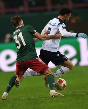 Russia Soccer Europa League Lokomotiv - Lazio 6704410 25.11.2021 Lokomotiv?s Maciej Rybus and Lazio s Felipe Anderson struggle for the ball during the Europa League soccer match between Lokomotiv Moscow and Lazio Rome, in Moscow, Russia. Grigory Sysoev Sputnik Moscow Russia  Copyright: xGrigoryxSysoevx