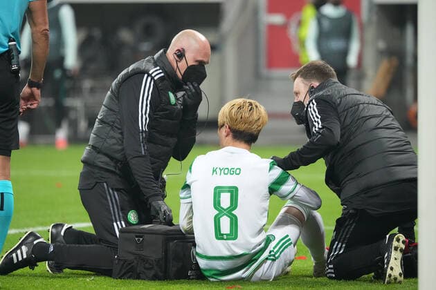 GER, UEFA EL Bayer 04 Leverkusen GER vs Celtic Glasgow SOC 25 11 2021, BayArena, Leverkusen, Europalegue, Grouphase, Matchday 5, GER, UEFA EL Bayer 04 Leverkusen GER vs Celtic Glasgow SOC , in picture Kyogo Furuhashi Celtic Glasgow 8 , injured on the ground. nordphotoxGmBHx xMeuter nph00351