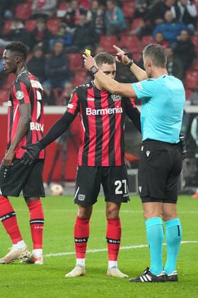 GER, UEFA EL Bayer 04 Leverkusen GER vs Celtic Glasgow SOC 25 11 2021, BayArena, Leverkusen, Europalegue, Grouphase, Matchday 5, GER, UEFA EL Bayer 04 Leverkusen GER vs Celtic Glasgow SOC , in picture discussion with referee about an 11 meter Florian Wirtz Leverkusen 27 , nordphotoxGmBHx xMeuter nph00351